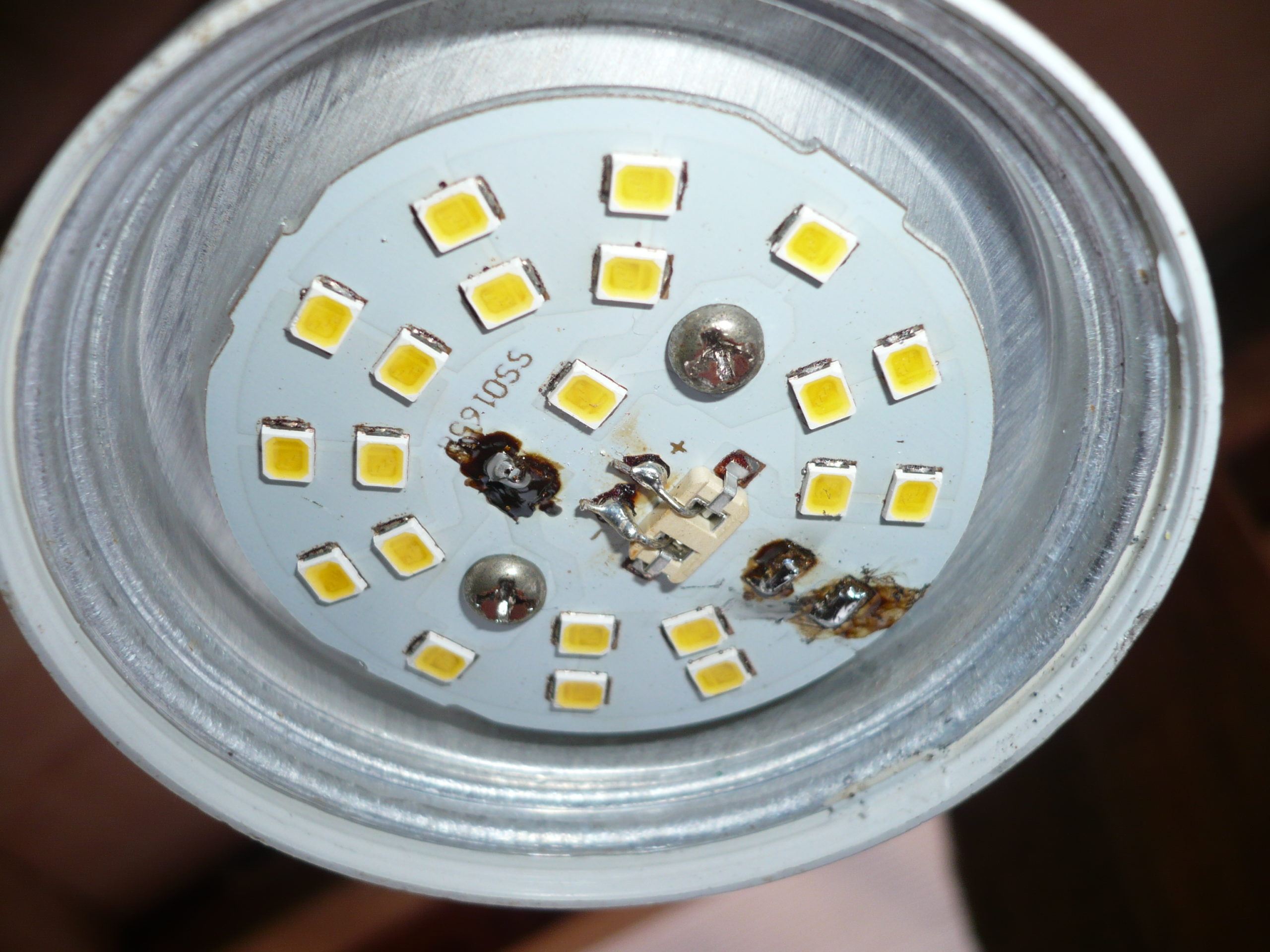 Светодиодные лампы своими руками 220. Отремонтировать диодную лампочку на 220 вольт. Отремонтировать светодиодную лампу 220 вольт. Светодиодная лампа 220 вольт разборка. Ремонтируем диодную лампочку 220 вольт.